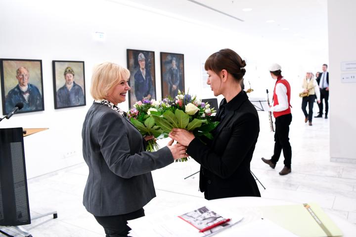 Landtagspräsidentin Prof. Dr. Ulrike Liedtke dankt der Leiterin des Kunstarchivs Beeskow Florentine Nadolni für die Einführung in die Ausstellung 