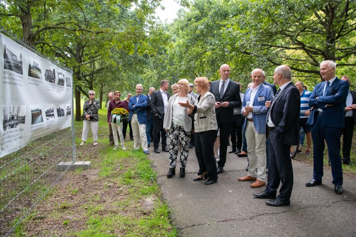 Gemeinsamer Spaziergang zu den Stelen von Karl-Heinz Kube und Peter Mädler am Teltowkanal