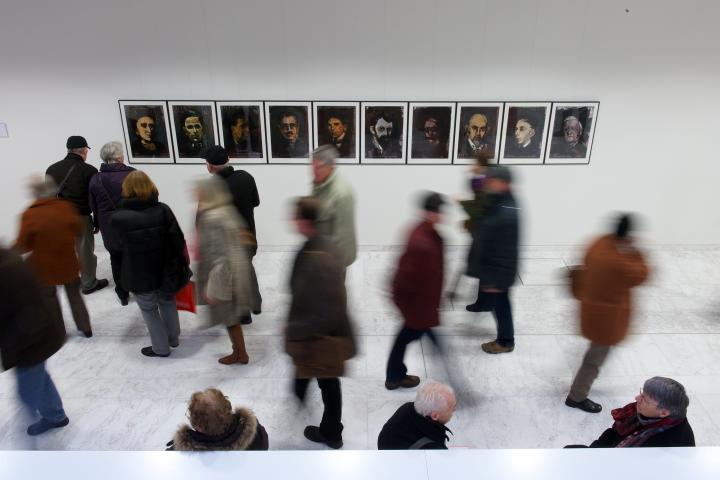 Besucherinnen und Besucher des Eröffnungswochenendes des Landtages Brandenburg vor ausgestellten Arbeiten des Künstlers Lutz Friedel.
