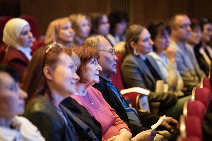 Blick in den Saal während der Podiumsdiskussion mit der Integrationsbeauftragten Diana Gonzalez Olivo.