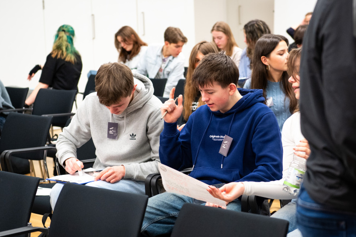 Verfassen eines fiktiven Social Media Posts mit Informationen aus der Pressekonferenz