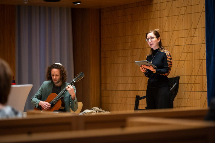 Musikalisches Zwischenspiel während der Veranstaltung mit der Kantorin Aviv Weinberg (r.) und Guy Woodcock (l.)