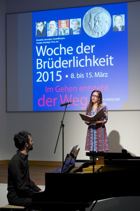 Kantorin Aviv Weinberg, Absolventin des Abraham-Geiger-Kollegs Potsdam umrahmte die Veranstaltung musikalisch.