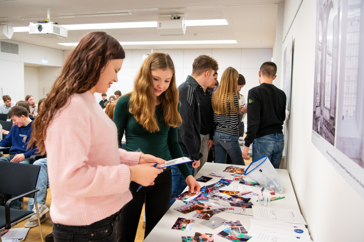 Verfassen eines fiktiven Social Media Posts mit Informationen aus der Pressekonferenz