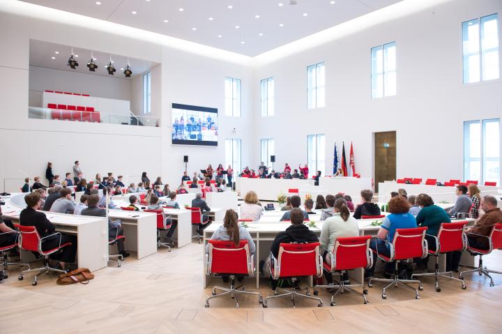 Blick in den Plenarsaal während der Preisverleihung zum Schülerzeitungswettbewerb 2017/2018