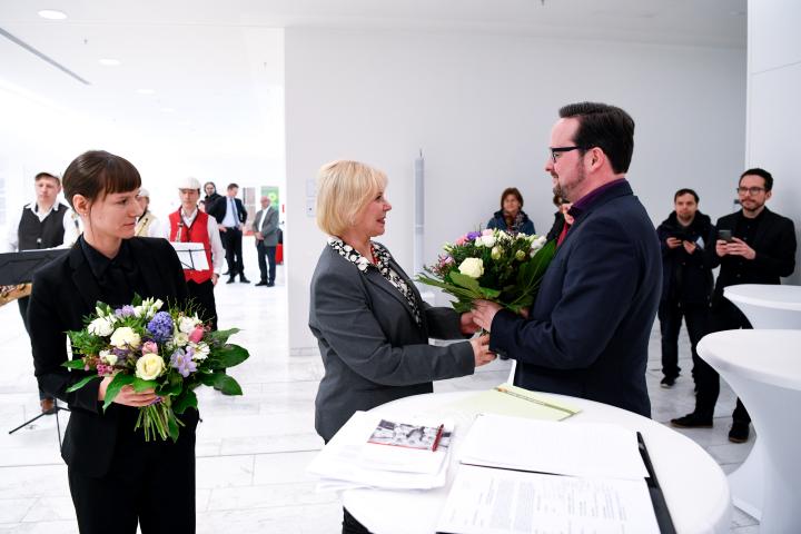 Landtagspräsidentin Prof. Dr. Ulrike Liedtke dankt dem 1. Beigeordneten des Landkreises Oder-Spree Sascha Gehm für die Einführung in die Ausstellung 