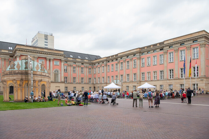 Blick in den Innenhof während der fünften Veranstaltung „Kunst zur Zeit“ im Innenhof des Landtages