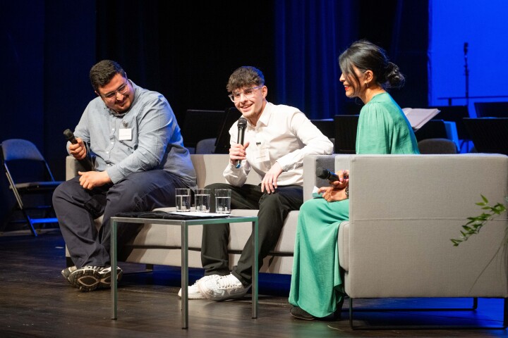 Die Integrationsbeauftragte Diana Gonzalez Olivo (r.) im Gespräch mit Eingebürgerten.