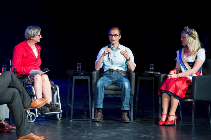 Die Integrationsbeauftragte des Landes Brandenburg Dr. Doris Lemmermeier (l.) im Gespräch mit Eingebürgerten.