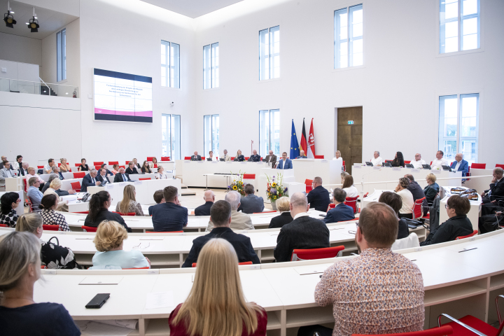 Blick in den Saal während der Laudatio des Abgeordneten Erik Stohn