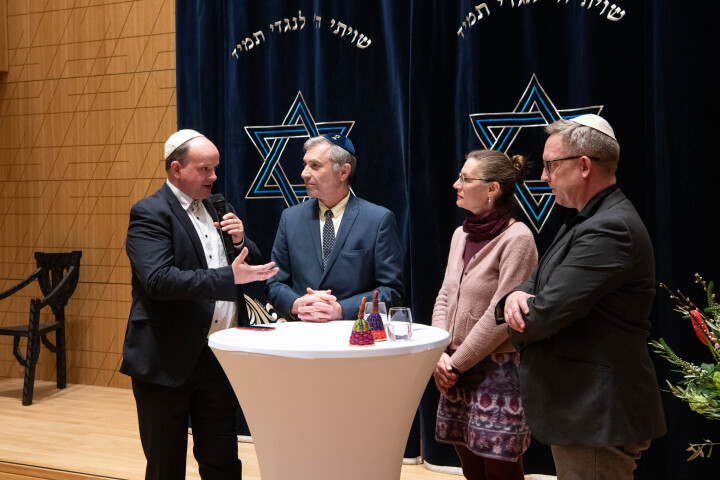 Gesprächsrunde zum interreligiosen Gespräch und Erinnerungskultur, (v. l. n. r.) Moderator Tobias Barniske, der Vorsitzende der Jüdischen Gemeinde Stadt Potsdam Evgeni Kutikov, Schirin Wiesand vom Interreligiösen Forum Potsdam und Tobias Büloff von Erinnerungskultur der Stadt Potsdam.