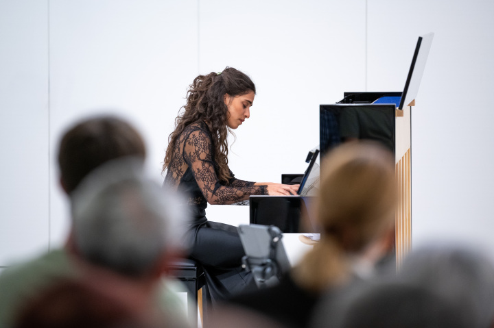 Die Pianistin Dana Hreish während des Konzerts.