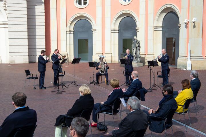 Musikalische Umrahmung der Gedenkveranstaltung zum 76. Jahrestag der Befreiung durch das Blässer Quintett des Landespolizeiorchesters Brandenburg.