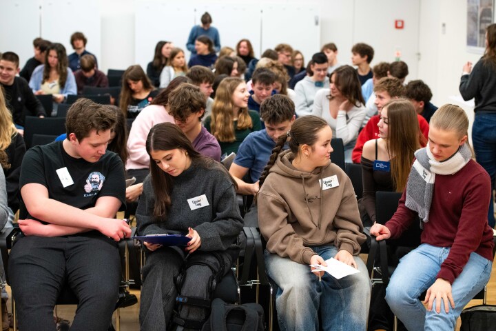 Verfassen eines fiktiven Social Media Posts mit Informationen aus der Pressekonferenz