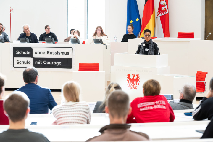 Impulsvortrag der Regisseurin, Moderatorin und Bundesverdienstkreuzträgerin Mo Asumang