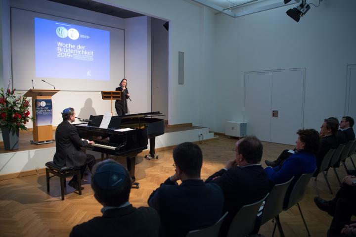 Musikalischer Ausklang der Veranstaltung durch die Kantorin Aviv Weinberg begleitet durch den Kantorenstudenten Yoed Sorek