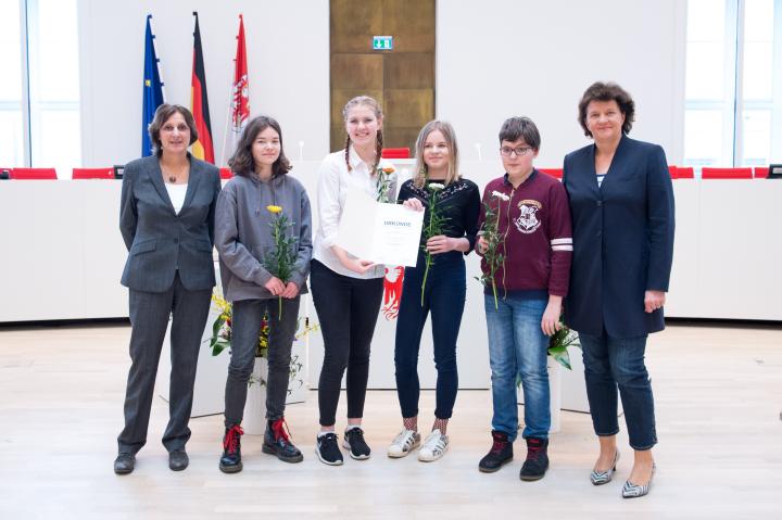 Die Preisträgerinnen und der Preisträger des 3. Landespreises (Kategorie Gymnasien/Gesamtschulen) der Schülerzeitung FONTAENE vom Theodor-Fontane-Gymnasium Strausberg