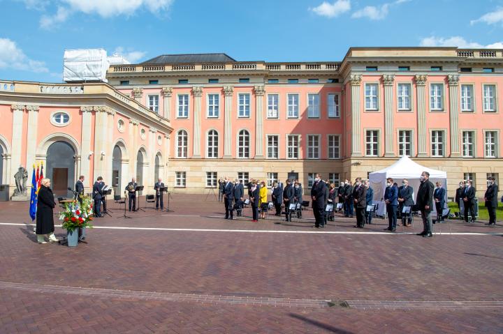 Gedenken anlässlich der Befreiung vom Nationalsozialismus und an das Ende des Zweiten Weltkrieges in Europa vor 76 Jahren im Innenhof des Landtages.