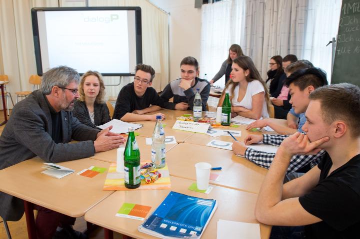 Axel Vogel (Fraktion BÜNDNIS 90/DIE GRÜNEN) im Gespräch mit Schülerinnen und Schülern