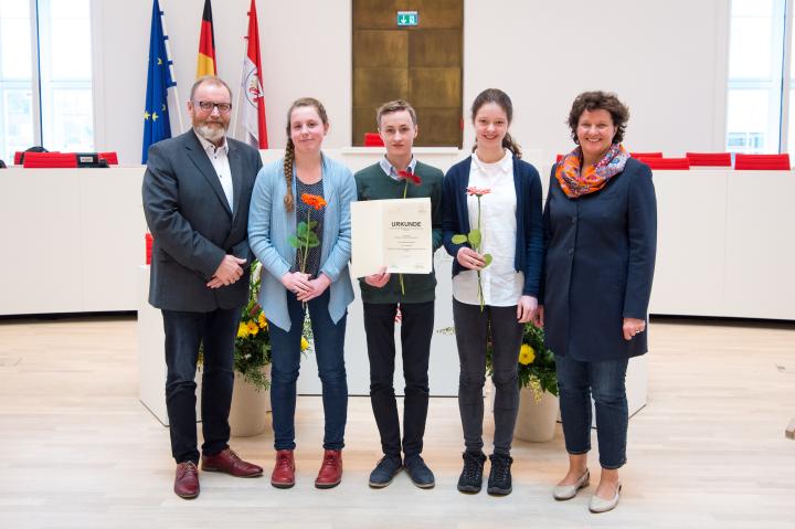 Die Preisträgerinnen und der Preisträger des 1. Landespreises (Kategorie Gymnasien/Gesamtschulen) der Schülerzeitung der tornowgraph vom Evangelischen Gymnasium Hermannswerder Potsdam