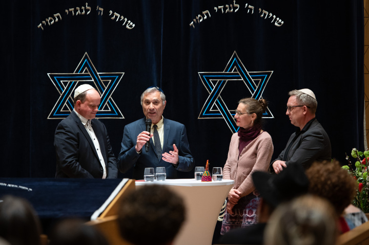 Gesprächsrunde zum interreligiosen Gespräch und Erinnerungskultur, (v. l. n. r.) Moderator Tobias Barniske, der Vorsitzende der Jüdischen Gemeinde Stadt Potsdam Evgeni Kutikov, Schirin Wiesand vom Interreligiösen Forum Potsdam und Tobias Büloff von Erinnerungskultur der Stadt Potsdam.
