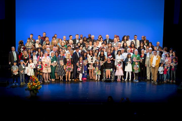 Gruppenfoto mit den eingebürgerten Menschen auf dem Einbürgerungsfest.