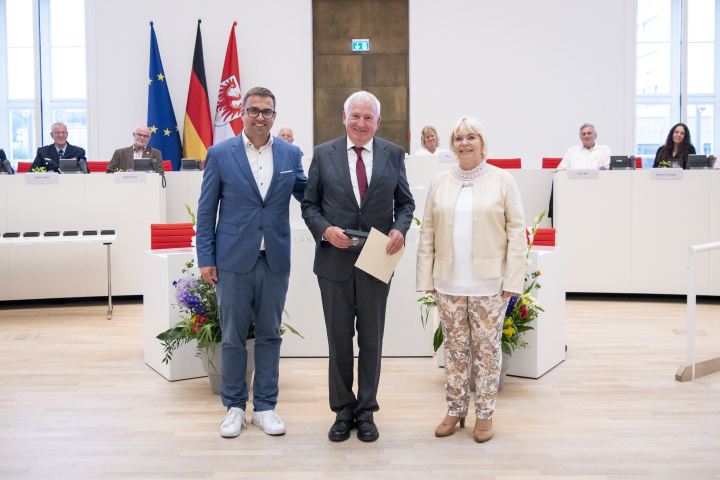 V.l.n.r. Abgeordneter Erik Stohn, Träger der Landtagsmedaille Ernst Werner und Landtagspräsidentin Prof. Dr. Ulrike Liedtke