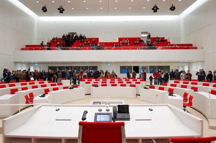 Besucherinnen und Besucher im Plenarsaal des Landtages.