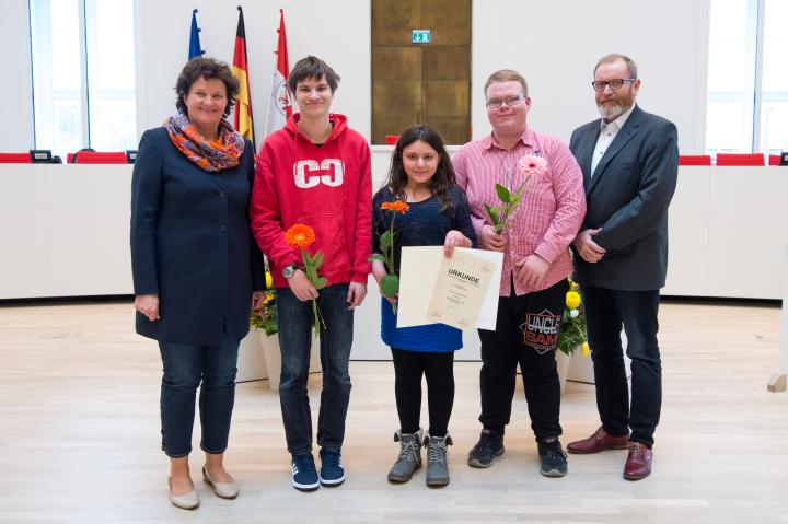 Die Preisträgerin und Preisträger des Sonderpreises der Landtagspräsidentin der Schülerzeitung Die Elster von der Albert-Schweitzer-Schule Wittenberge