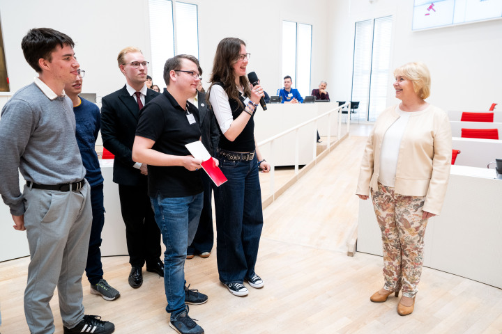 Übergabe des Briefes an die Landtagspräsidentin Prof. Dr. Ulrike Liedtke (r.)
