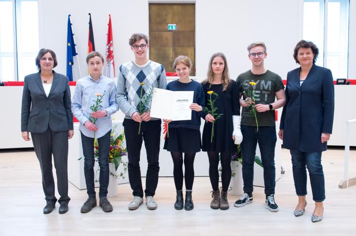 Die Preisträgerinnen und die Preisträger des 2. Landespreises (Kategorie Gymnasien/Gesamtschulen) der Schülerzeitung der tornowgraph vom Evangelischen Gymnasium Herrmannswerder mit Internat Potsdam