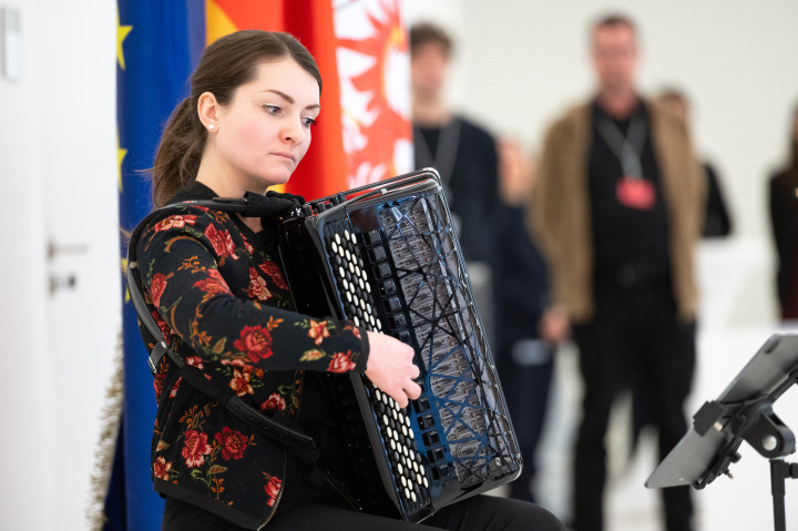 Anna-Katharina Schau präsentiert das Akkordeon als „Instrument des Jahres 2026“ bei der Ausstellungseröffnung.