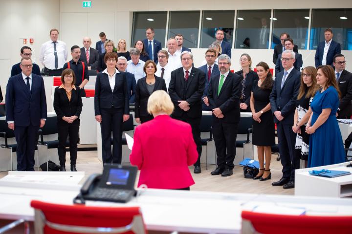 Landtagspräsidentin Ulrike Liedtke vereidigt die neuen Mitglieder der Landesregierung