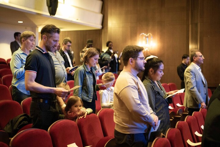 Gemeinsames Singen der Nationalhymne mit dem Kammerchor und dem Kammerorchester der Kreismusikschule Oberspreewald-Lausitz.