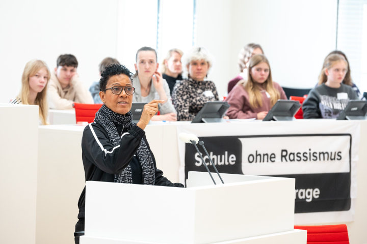Impulsvortrag der Regisseurin, Moderatorin und Bundesverdienstkreuzträgerin Mo Asumang
