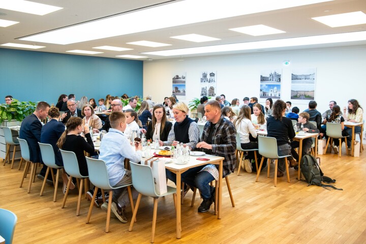 Einladung zu einem kleinen Empfang in der Kantine des Landtages mit Kaffee, Kakao und Kuchen im Anschluss an die Preisverleihung.