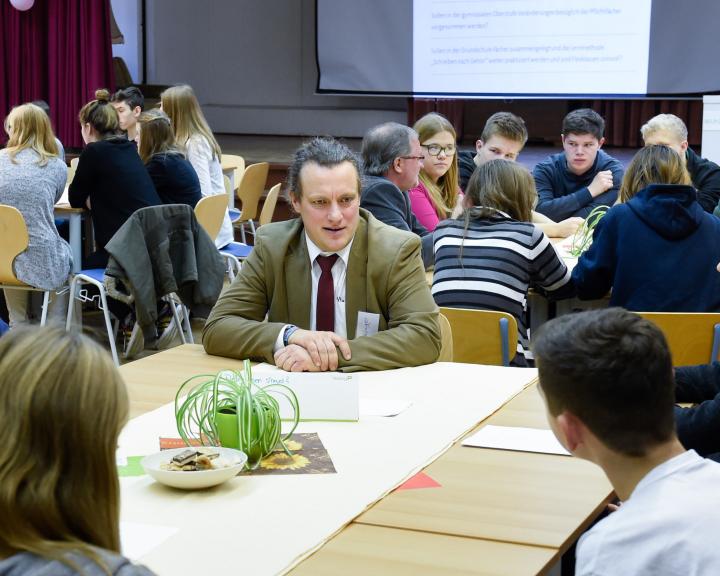 Steffen Königer (AfD-Fraktion) im Gespräch mit Schülerinnen und Schülern zum Thema „Sind FLEX-Klassen sinnvoll?“
