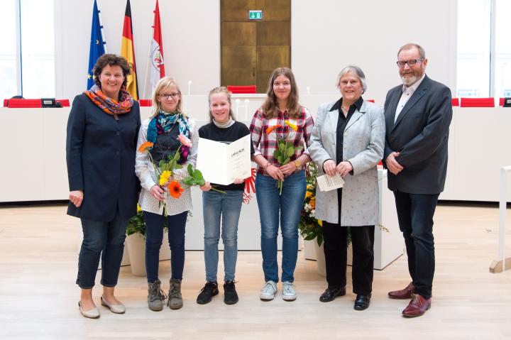 Die Preisträgerinnen des Sonderpreises der Deutschen Journalistinnen- und Journalisten-Union der Schülerzeitung Legal Letter von der Grund- und Oberschule Ernst Legal Schlieben