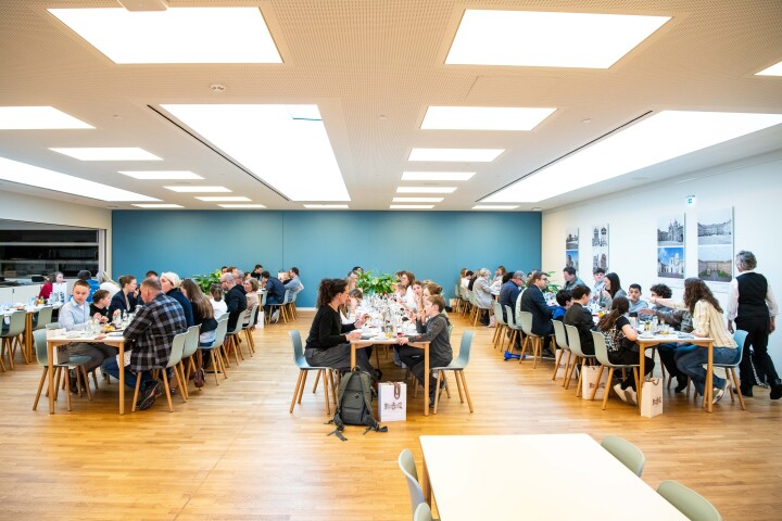 Einladung zu einem kleinen Empfang in der Kantine des Landtages mit Kaffee, Kakao und Kuchen im Anschluss an die Preisverleihung.