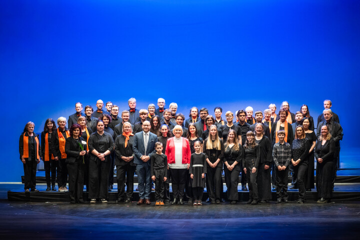Gruppenfoto mit der Landtagspräsidentin Prof. Dr. Ulrike Liedtke, dem Minister für Arbeit, Soziales, Gesundheit und gesellschaftlichen Zusammenhalt René Wilke, dem Kammerchor und dem Kammerorchester der Kreismusikschule Oberspreewald-Lausitz.