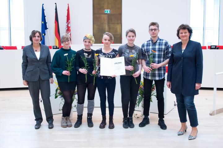 Die Preisträgerinnen und der Preisträger des 1. Landespreises (Kategorie Gymnasien/Gesamtschulen) der Schülerzeitung LENNÉ Überflieger von der Peter-Joseph-Lenné-Gesamtschule Potsdam