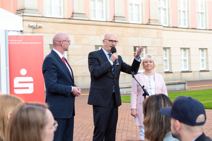 Begrüßung des Ministerpräsidenten Dr. Dietmar Woidke (m.) zum parlamentarischen Abend