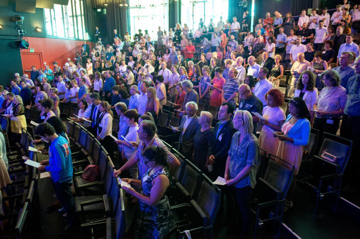 Gemeinsames Singen der Nationalhymne.