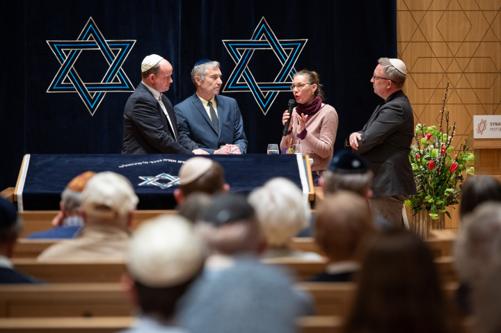 Gesprächsrunde zum interreligiosen Gespräch und Erinnerungskultur, (v. l. n. r.) Moderator Tobias Barniske, der Vorsitzende der Jüdischen Gemeinde Stadt Potsdam Evgeni Kutikov, Schirin Wiesand vom Interreligiösen Forum Potsdam und Tobias Büloff von Erinnerungskultur der Stadt Potsdam.