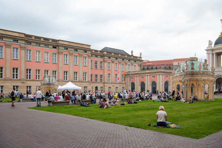 Blick in den Innenhof während der fünften Veranstaltung „Kunst zur Zeit“ im Innenhof des Landtages