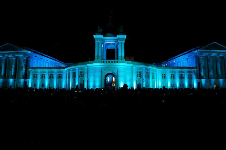 Am Abend ließ eine emotionale Lichtshow das neue Landtagsgebäude erstrahlen.