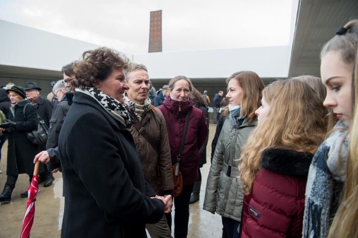 Landtagspräsidentin Britta Stark im Gespräch mit Schülerinnen und Schülern des Gymnasiums Panketal