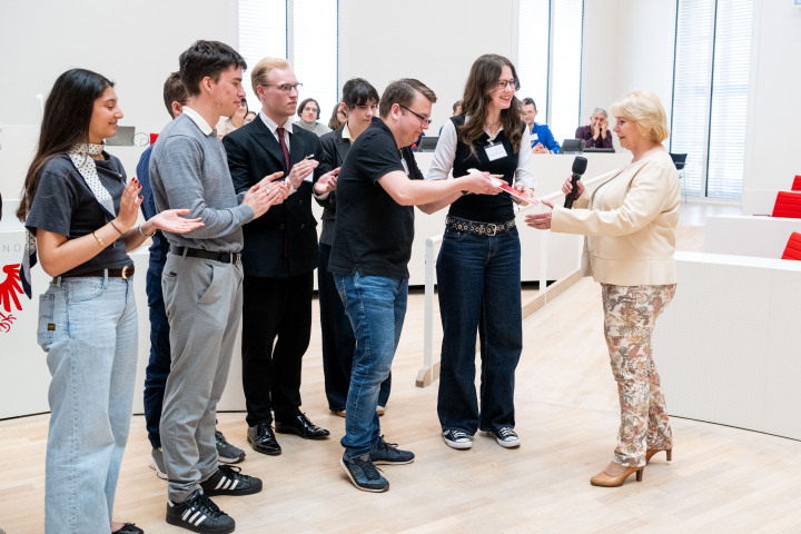 Übergabe des Briefes an die Landtagspräsidentin Prof. Dr. Ulrike Liedtke (r.)