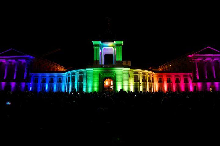 Am Abend ließ eine emotionale Lichtshow das neue Landtagsgebäude erstrahlen.