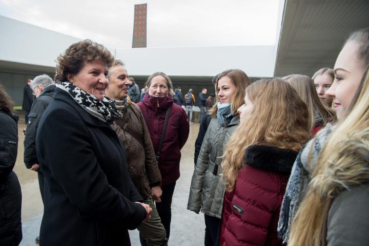 Landtagspräsidentin Britta Stark im Gespräch mit Schülerinnen und Schülern des Gymnasiums Panketal